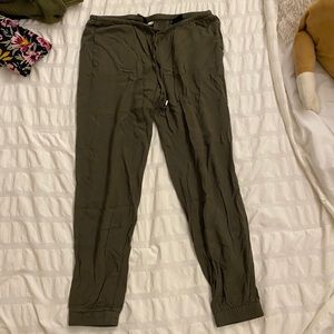 SO COMFY army green h and m sweats!